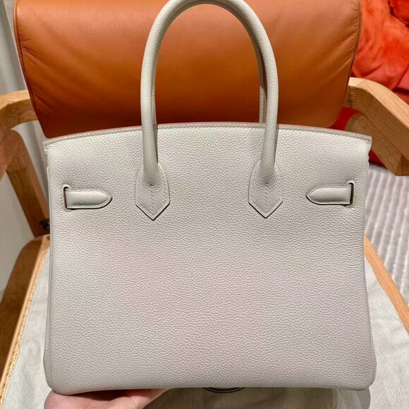 Classic Hermes Bag: A Stylish and Versatile Choice for Elegance - Picture 3 of 6